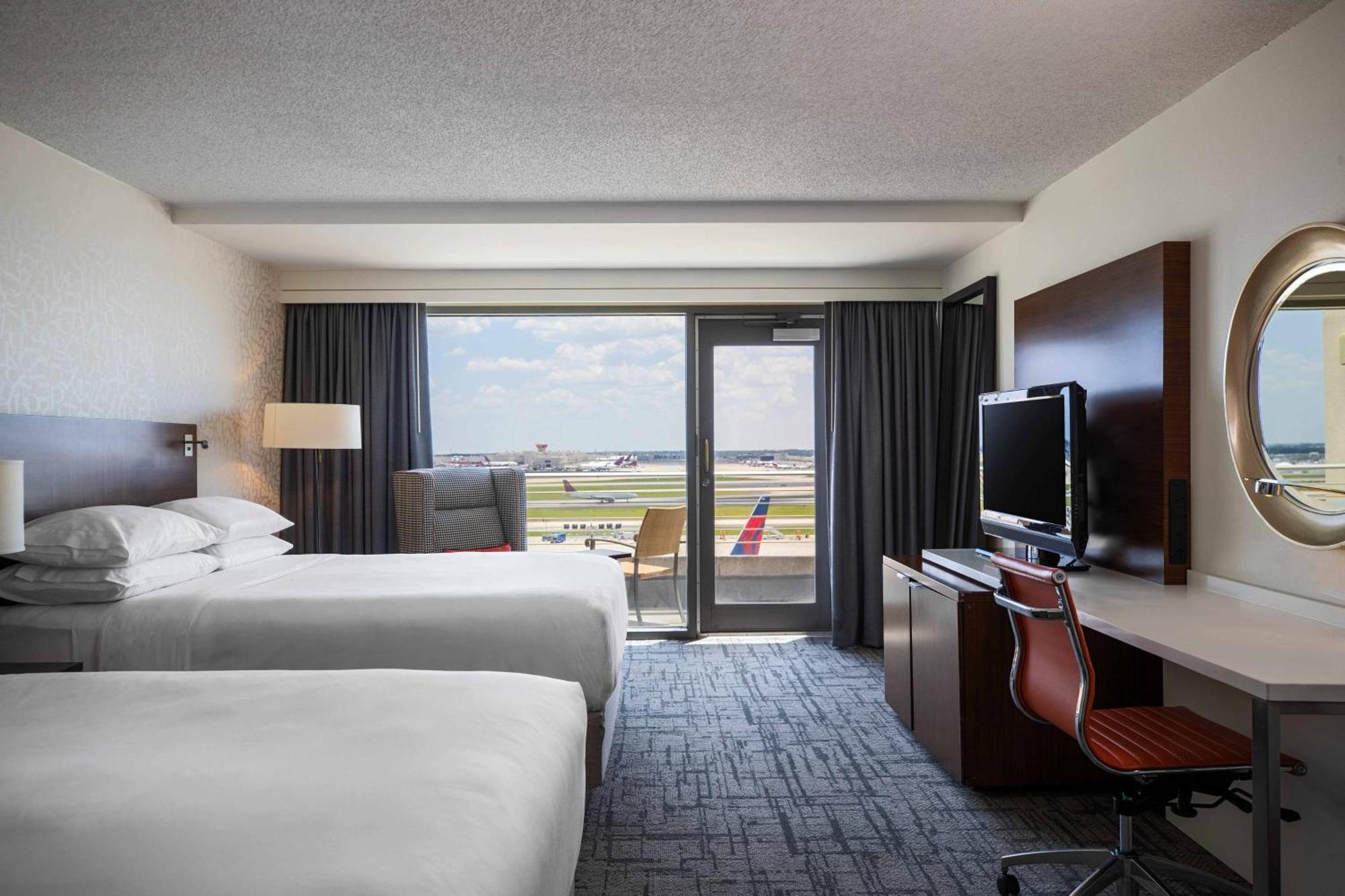 Runway View Guest room 2 Queen Balcony